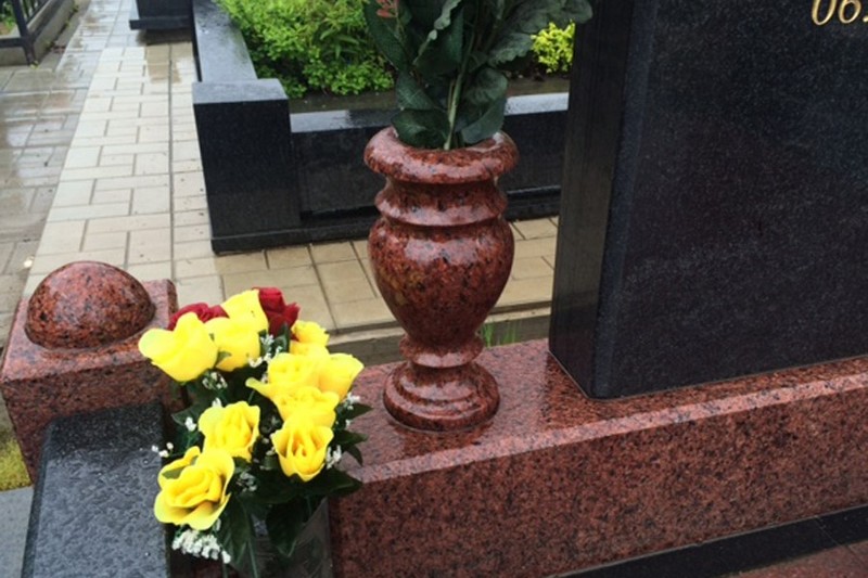 Зачем на могиле устанавливать вазу и какое изделие выбрать?